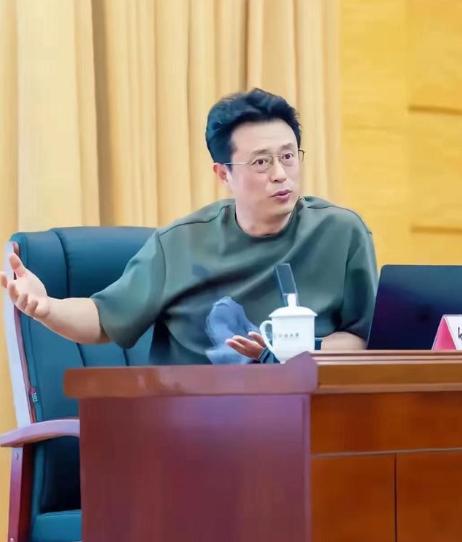 十五年后的中国画面太美不敢信？免费住房、居家办公、免费教育、AI看病，桩桩件件都