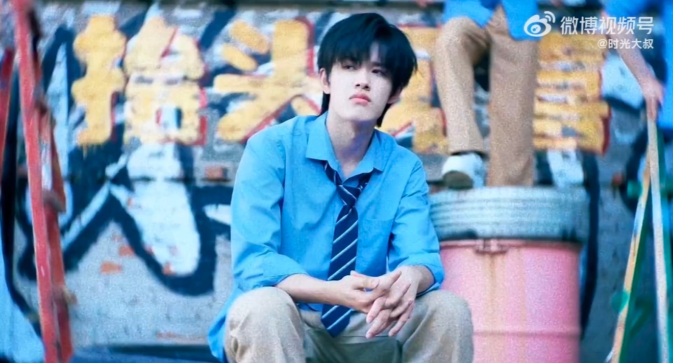张极我少女时代的男主角 张极简直是“校园男主天花板”！在MV里活力满满又阳光帅气