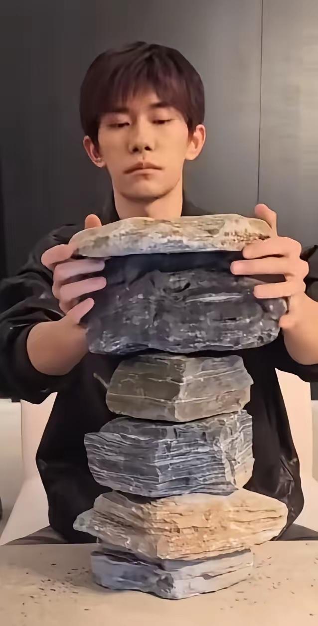 不是我说，没有资本千万别进娱乐圈！
看看易烊千玺，都被逼成啥样了！
9月16日晚