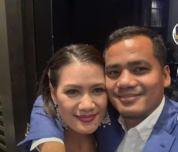 苏速卡和妻子合影，他是80后，他的妻子应该也是80后的人，他们看起来就是同龄人。
