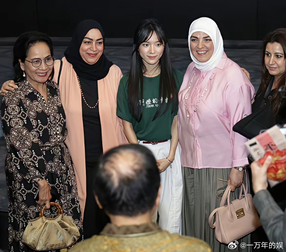 李思潼昨天的路演活动一出来，半个电影圈的人，估计脸都要挂不住了，《给阿嬷的忄青书