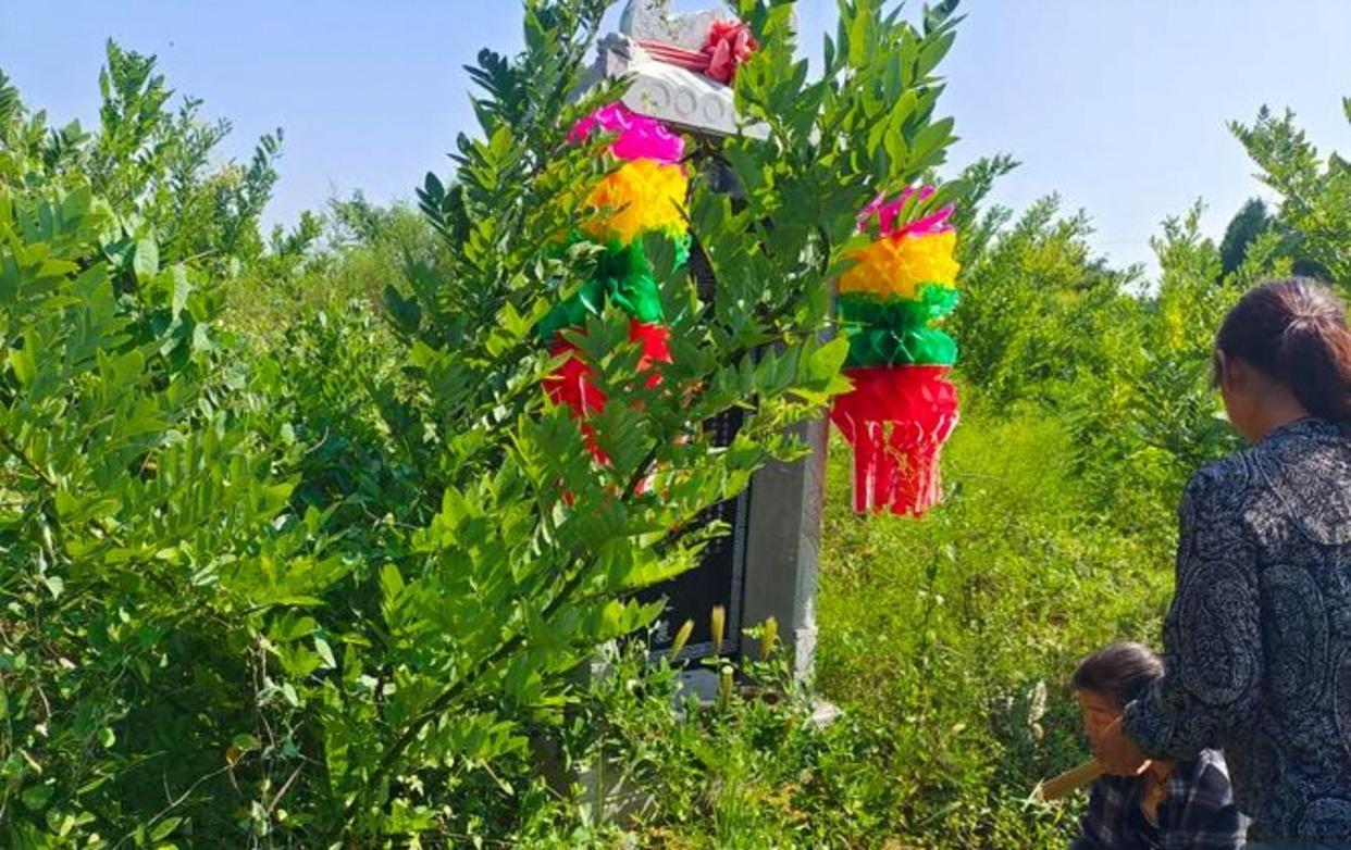 安徽一个姑娘，清明回家上坟，顺道去自家地里转了一圈，结果脚下当场就刹住了。地还是