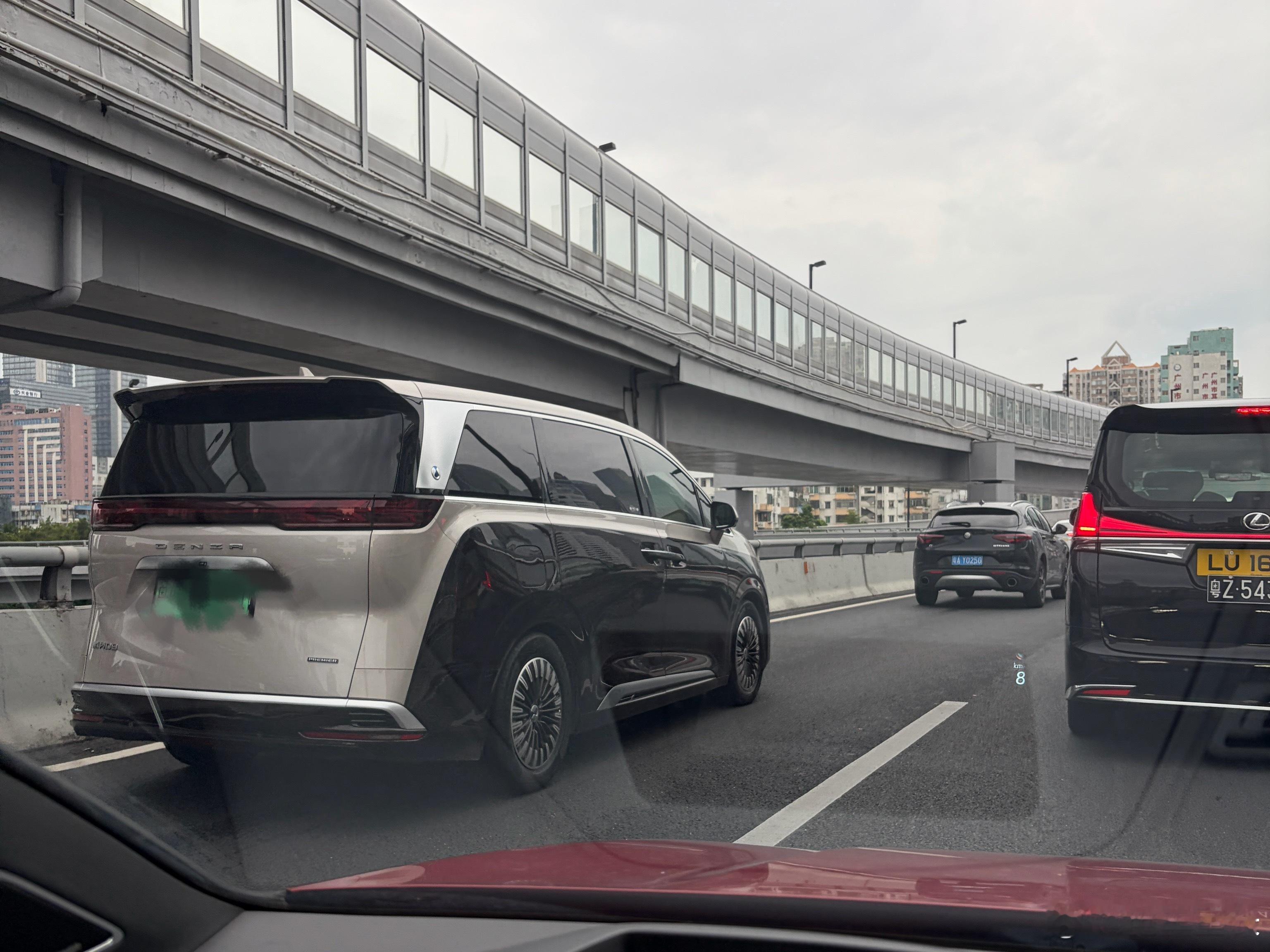 这个双拼色居然还是官方出品原谅我实在是Get不到这个审美，一开始还以为是哪个第三