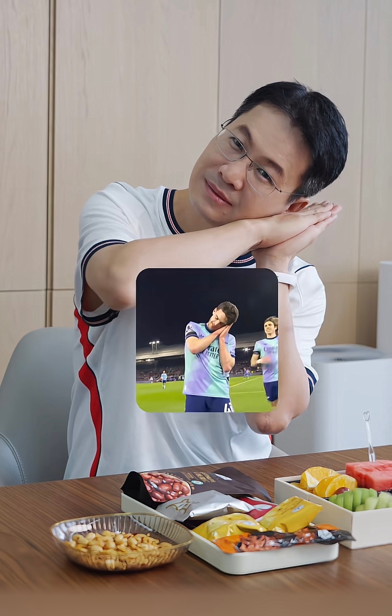 被卢伟冰这个动作给萌到了。 