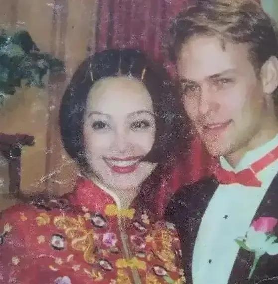 1997年，宁静嫁给美国人保罗，第一次上门，婆婆说：“我家有5000亩地，近亿存