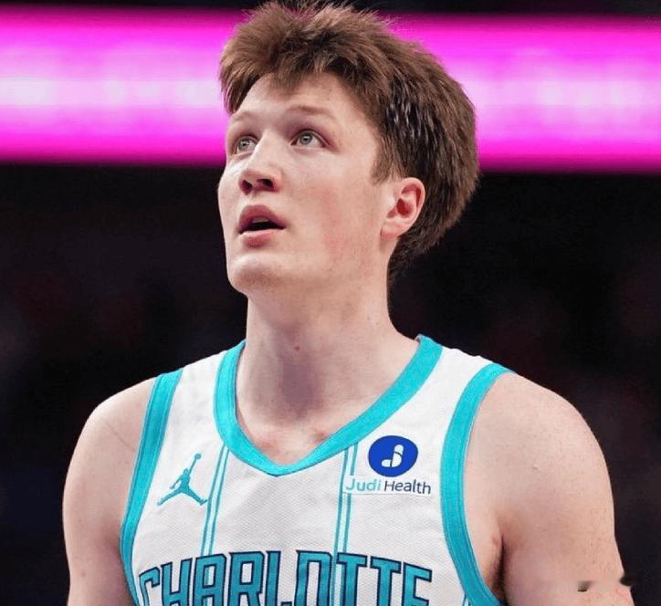 队友不懂事！克尼佩尔三分12中8轰28分4篮板，破新秀赛季三分纪录，遗憾错失单场