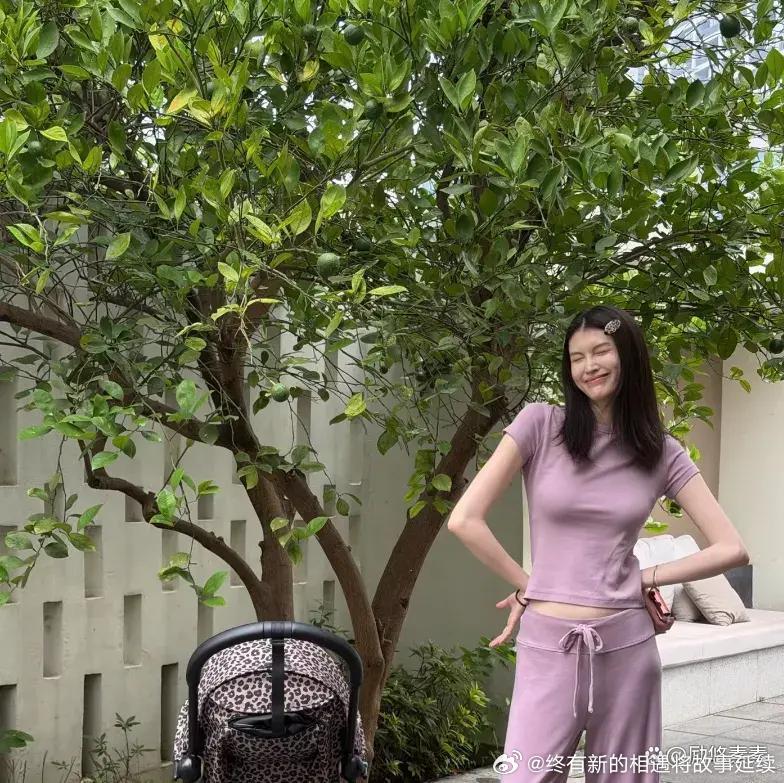 何穗和闺蜜聚会遛娃太绝了，小Win坐婴儿车超乖，看到这两只雪白的小脚，就知道妈妈