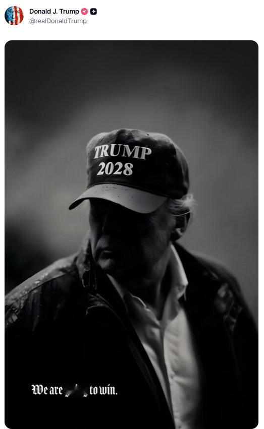 特朗普刚刚发布了一张暗黑风格竞选海报，头戴印有“TRUMP 2028”的帽子，配