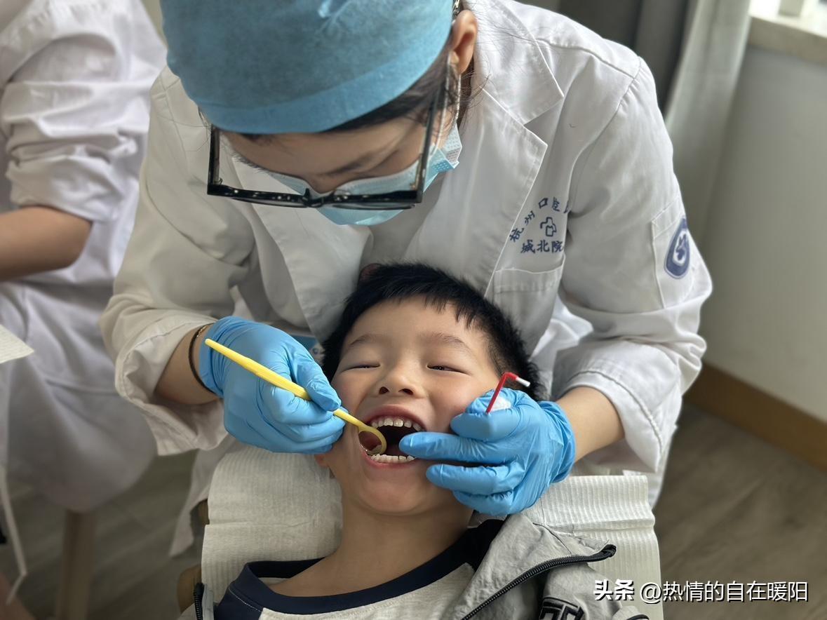 昨天
儿子儿媳带不到2岁的孙子去涂氟
我不太懂
赶紧了解了下

涂氟
是儿科牙医