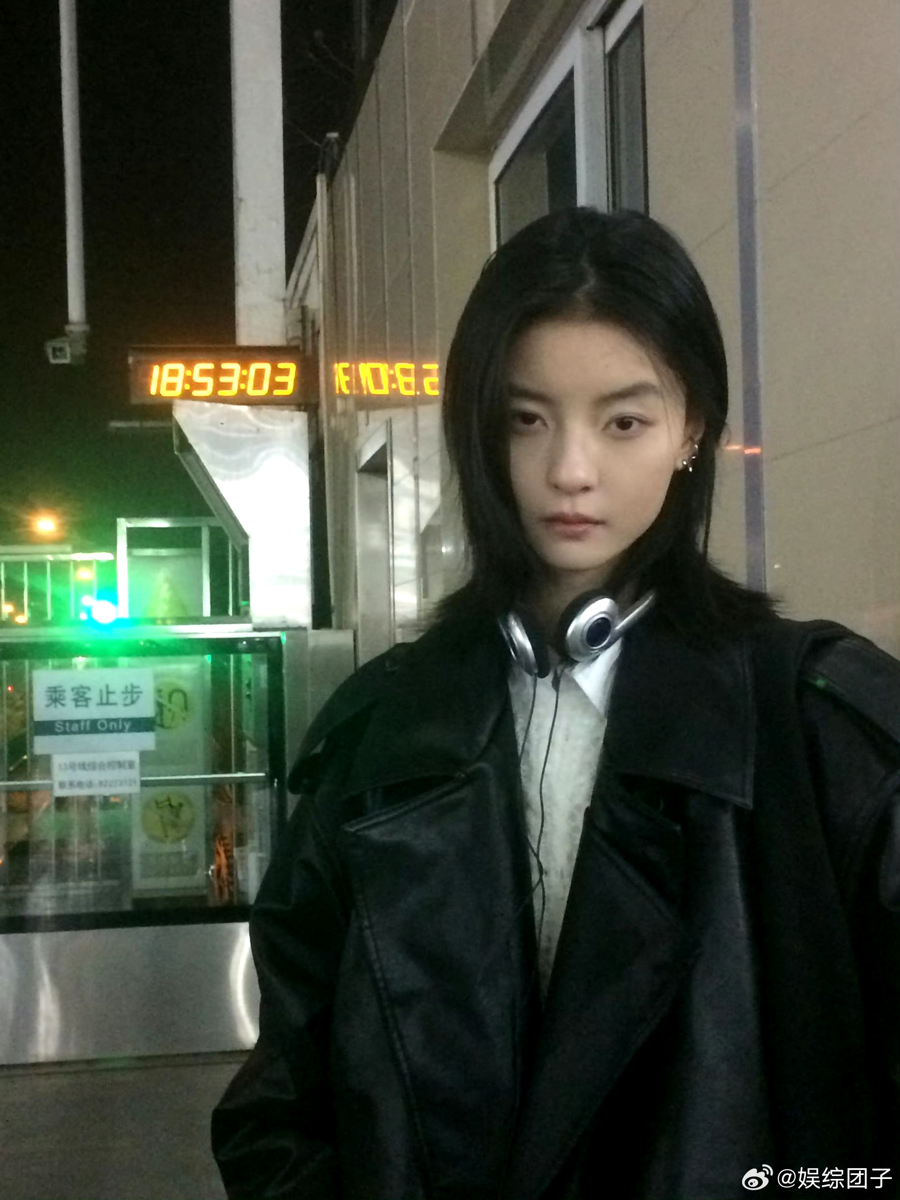 孙美林短发杀伤力 很难不爱可塑性超强的孙美林，黑长直配无框眼镜清冷内敛，短发放大