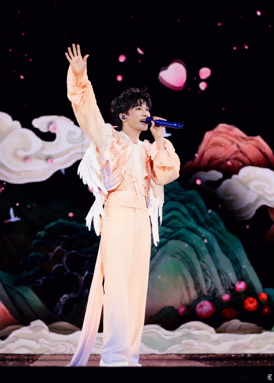 周深演唱会合唱牧羊曲周深穿高定做清油的生气 周深演唱会《牧羊曲》合唱环节直接封神