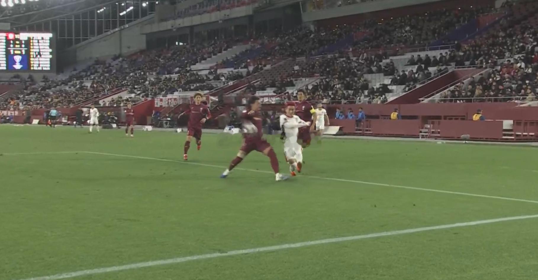 神户胜利船vs成都蓉城韦世豪的传中！造成了井手口阳介的手球，成都点球！ 成都