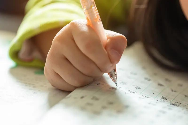 邻居家的孩子因一个造句，结果被罚抄写课文十遍，为啥呢？老师让学生用“精神抖擞”造