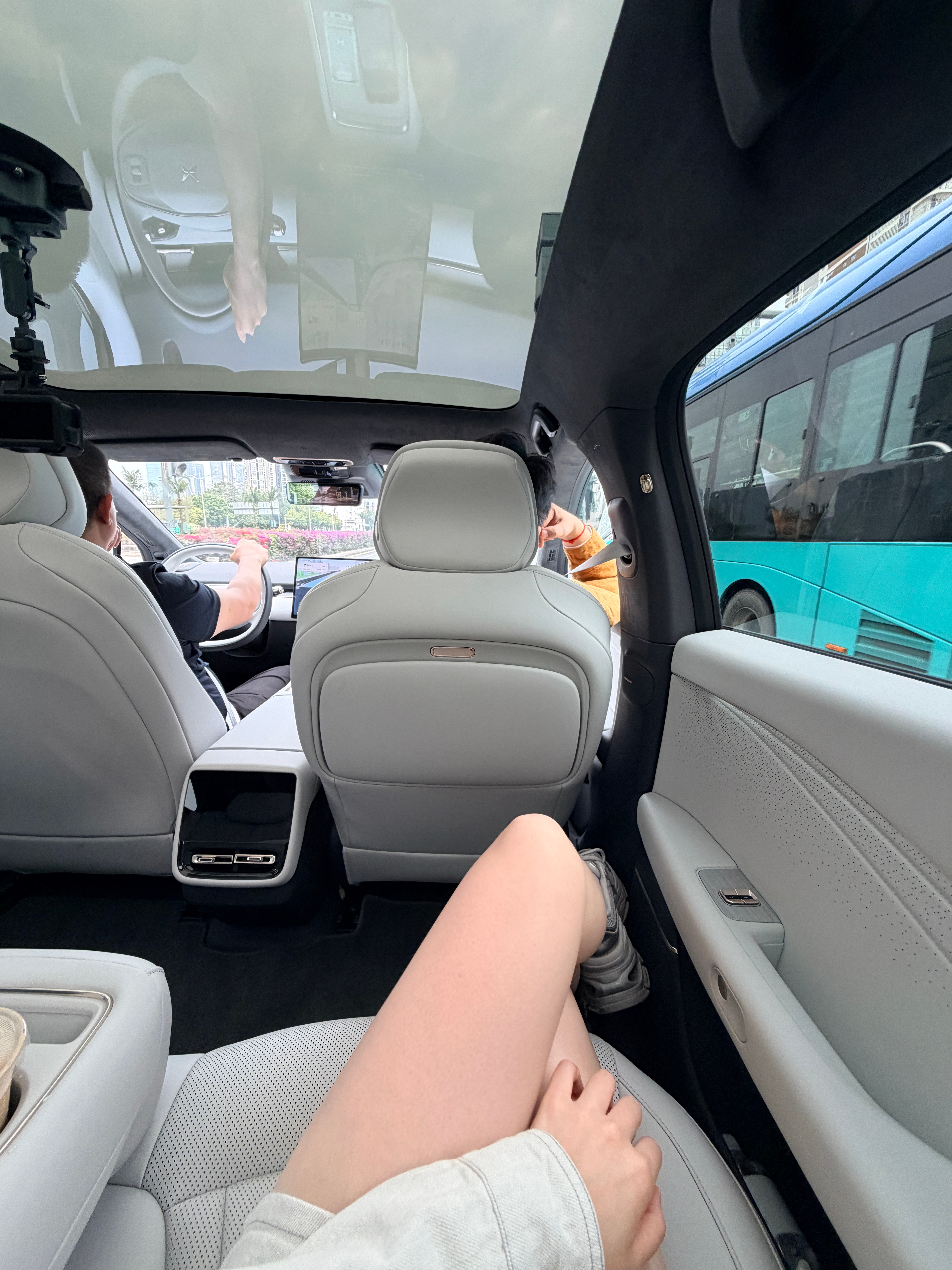不知道还以为我坐在SUV上26款小鹏P7+的空间真够可以的~随随便便翘个二郎腿空
