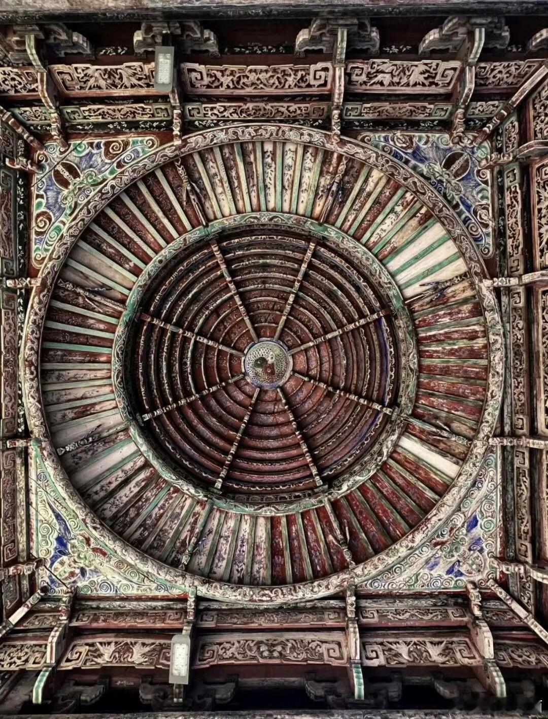 仰望古建筑穹顶，层层雕琢，色彩斑驳，每一处都是岁月沉淀的匠心 ​​​