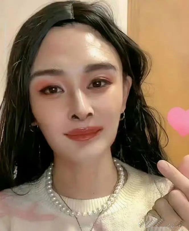 某博主仿了杨幂的妆，虽然丑为什么看着还挺像 ​​​