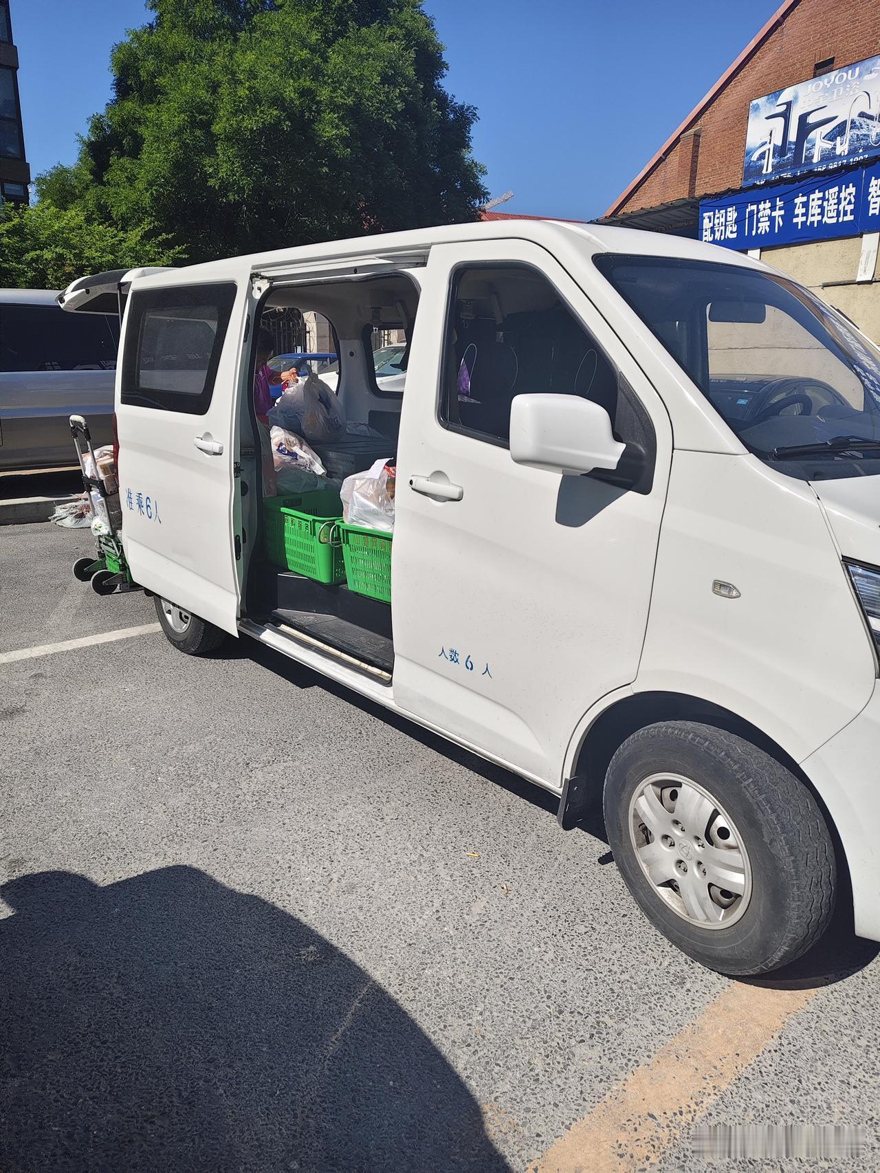 现在哪怕就是送快递送外卖也得门槛越来越高了，送外卖不光要熟悉周边小区布局还得电动