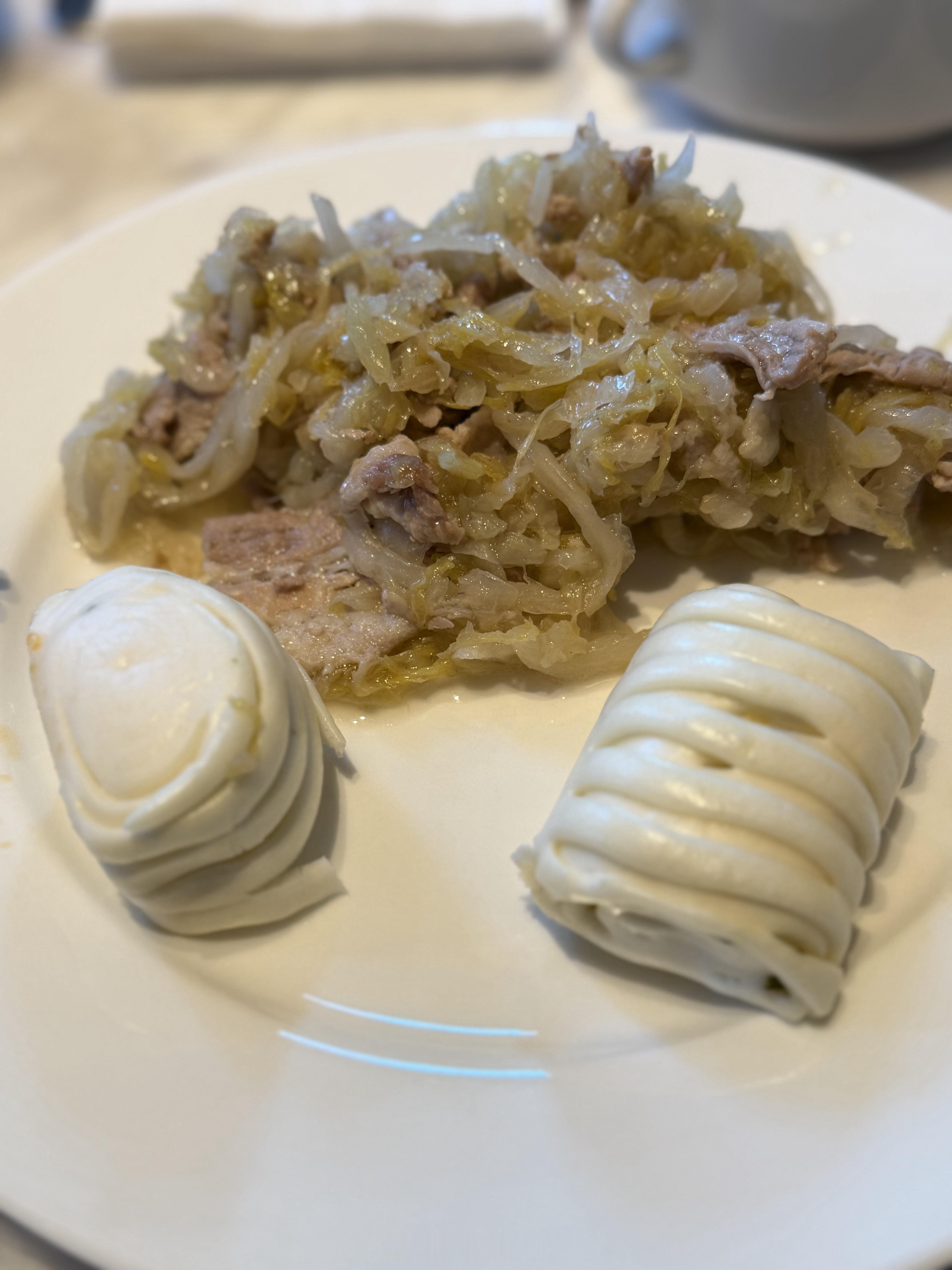 就爱好这一块一口馒头一口酸菜白肉味道秒杀锅包肉这不比大闸蟹好吃？ 