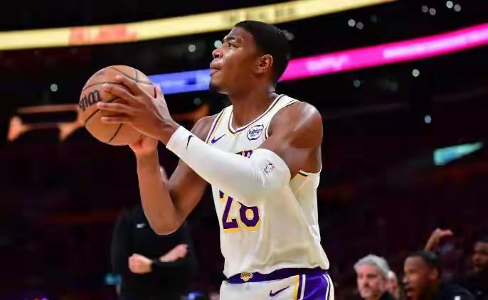 湖人应该把八村塁培养成队内第三人，里弗斯成为轮换角色……！

八村塁在受伤以前都