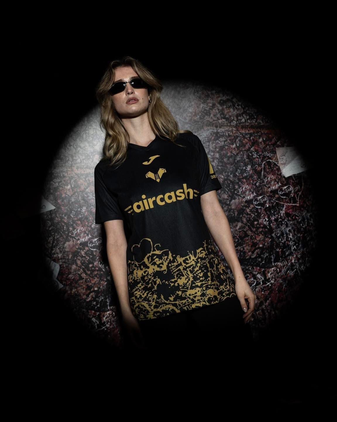 應節波衫💘羅密歐與茱麗葉故事發生嘅地點維羅納，推出情人節特別版波衫，男子隊會喺