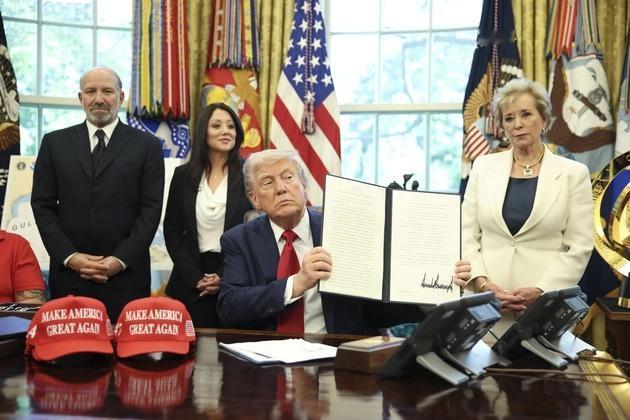 🇺🇸特朗普官员提出向私人市场出售学生贷款的计划
特朗普政府正在考虑将1.6万