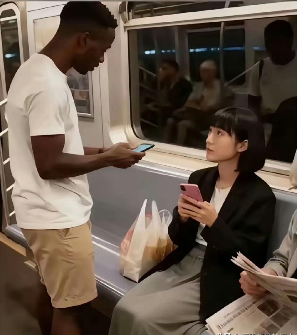 碳哥怎么喜欢到处加女孩的微信？这个碳哥看见漂亮的女孩子，就上去要加她的微信，美女