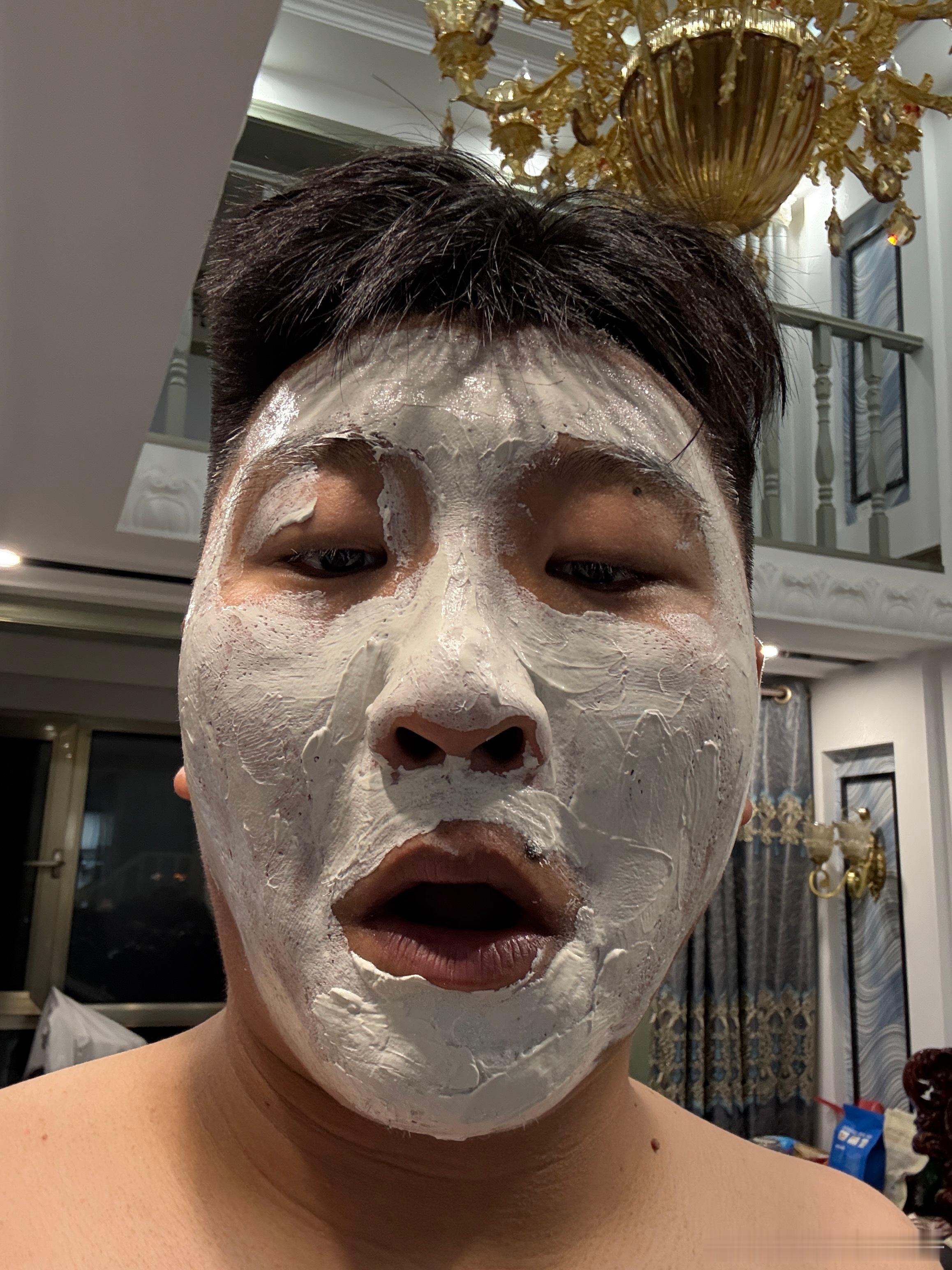 媳妇说，我现在看着跟40老比登似的，从今天开始护肤的任务她承包了。又是这水，又是