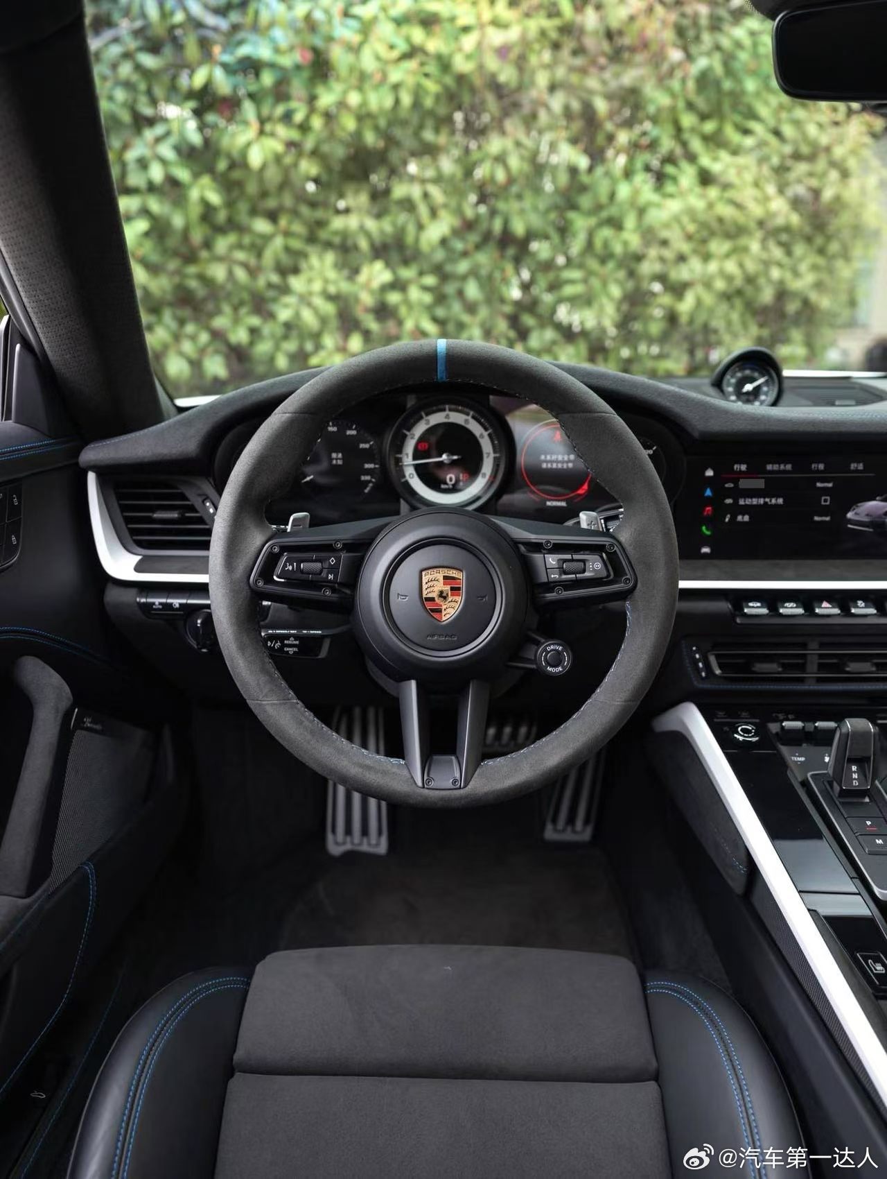 保时捷 911 Dakar24年上牌  行驶1.7 万公里选配乐富门涂装 