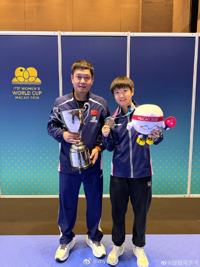 爷俩邱贻可恭喜孙颖莎三连冠孙颖莎长文总结世界杯