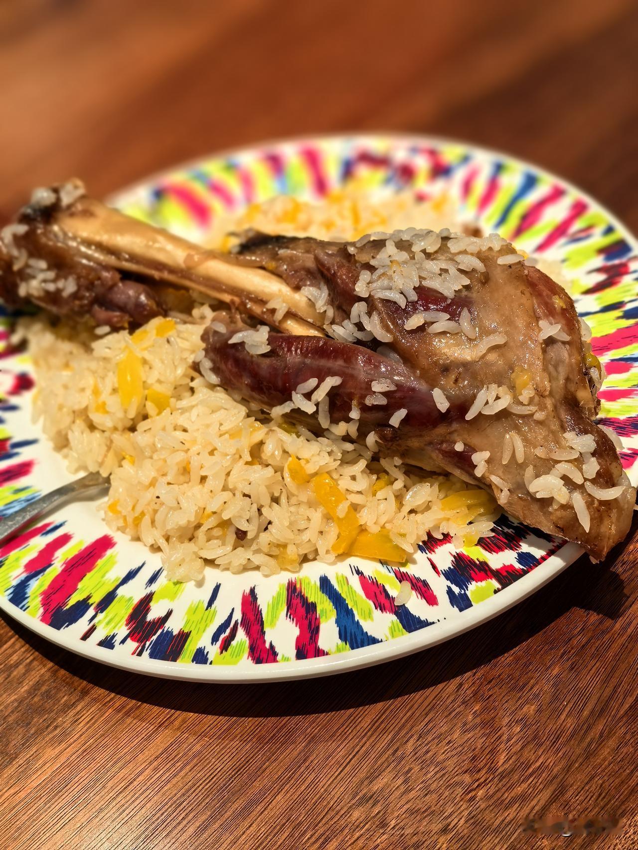 在乌鲁木齐寻吃，总绕不开地道抓饭的香气。今天光顾拉曼巴扎北昇广场店，直奔招牌羊腿