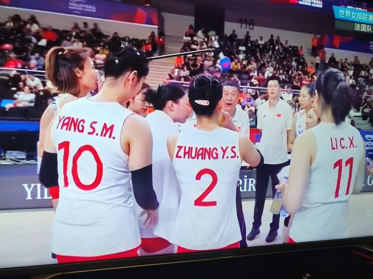 6月19号世界女排联赛土耳其站的比赛，中国女排对阵法国女排，前两局中国女排25：