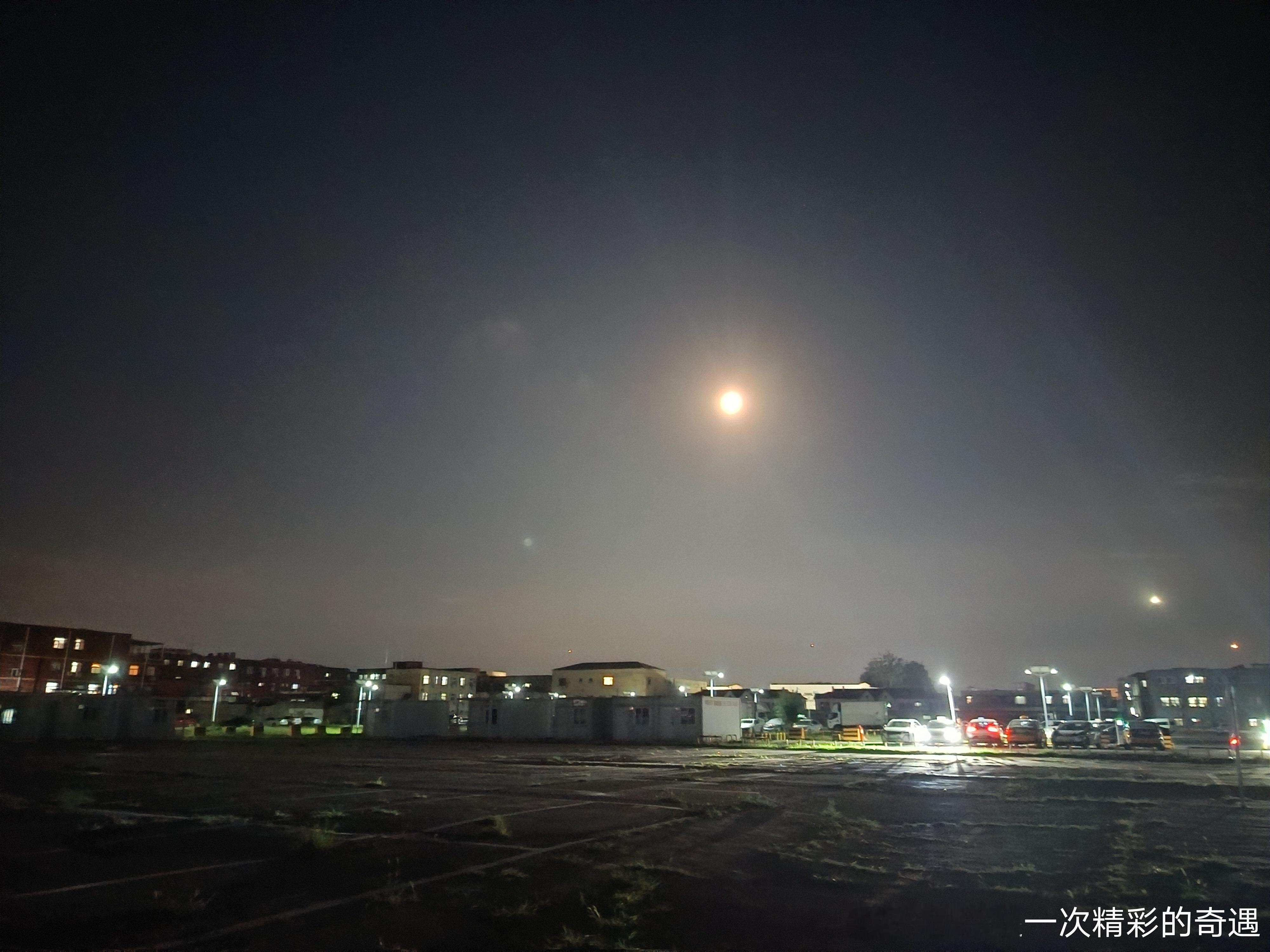 跑步跑步打卡运动就是坚持生活就像这场夜跑，有光亮，也有无尽的远方！🏃🏻♂️ 