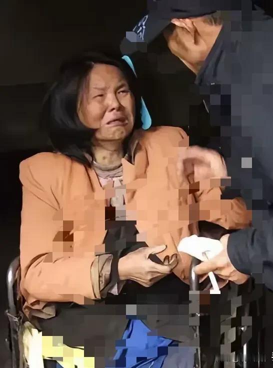 2001年，山东单县，43岁光棍在街头捡回一位截瘫女子，不料，女子半年后突然提出