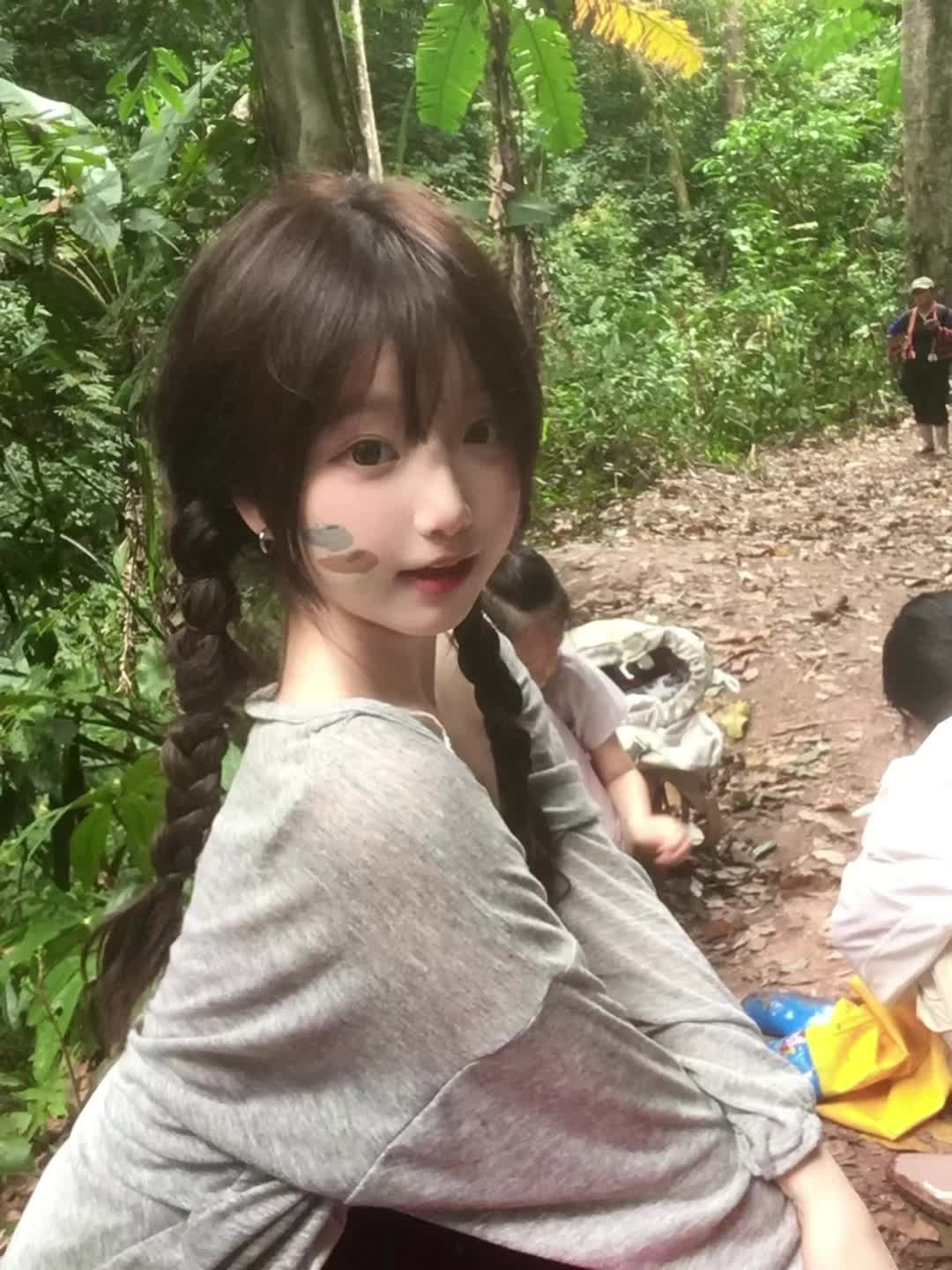 我们不要在这里 跟我回去十八岁 躲到杜鹃花丛下 不要被命运找到