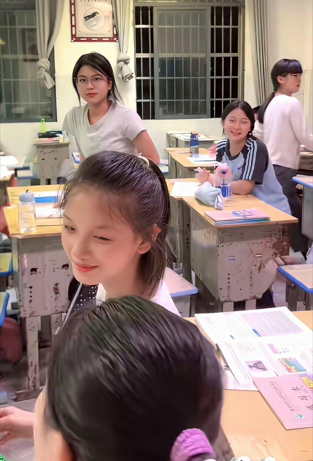 现在的学生都很好看，以前我们读书的时候、全是土货 ​​​