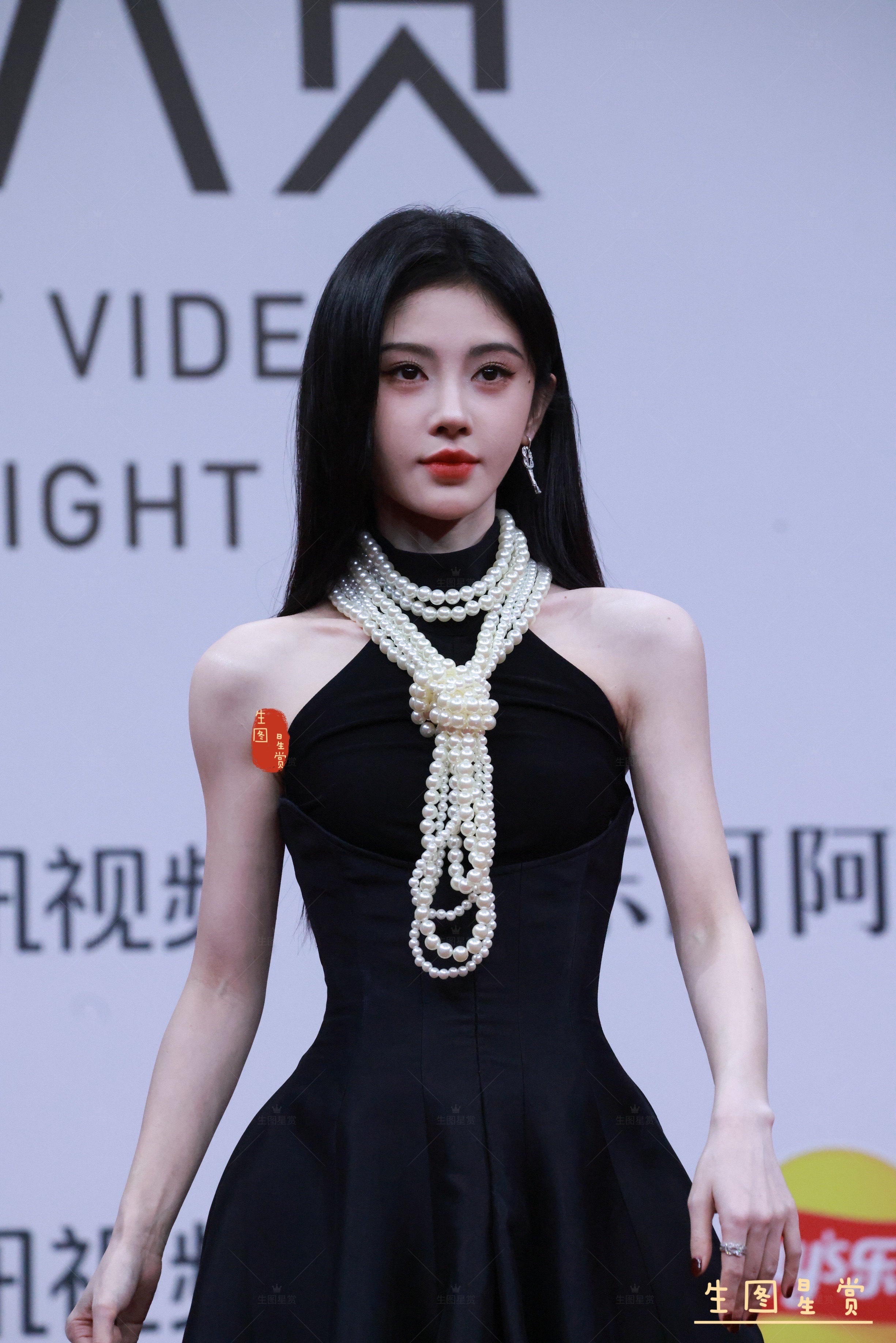 鞠婧祎  鞠婧祎星光大赏掉落一些新图秀发披肩的冷颜系女神小鞠🖤 