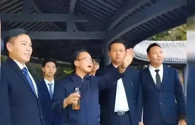 媒体称学生穿着行政夹克模仿领导“视察”，谁更需要“正确引导”？讽刺一下官僚主义，