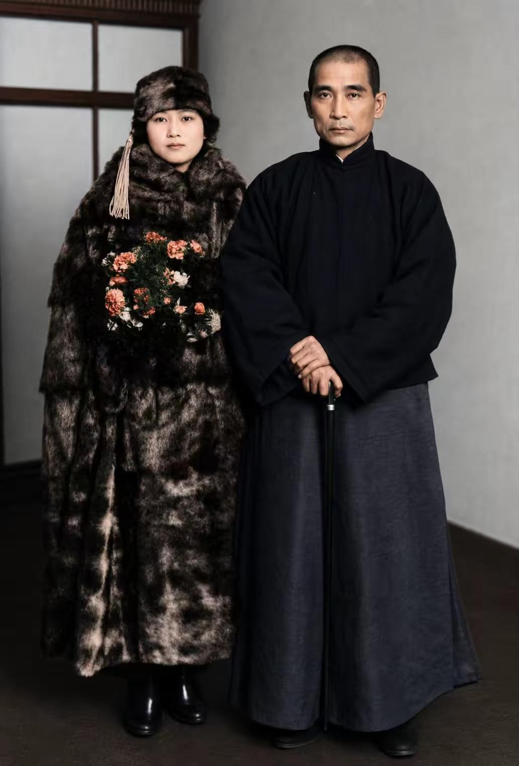 西装革履的先生，披着厚实皮草的温婉夫人——百年前的三张罕见合影，藏着一段跨越世俗
