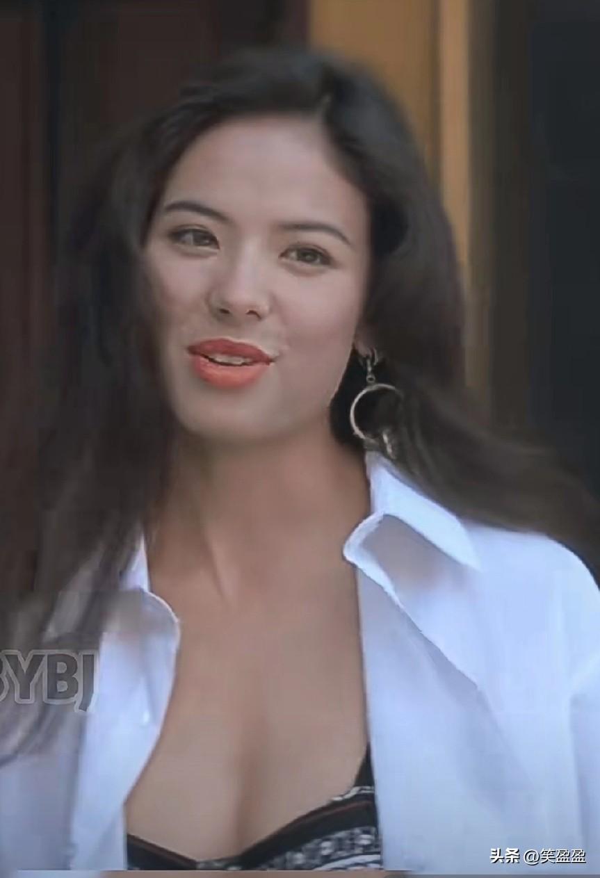 她是香港动作片里的“性感担当”， 是钟楚红与李美凤的结合体，刚出道就跟随成龙红遍