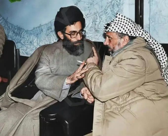 1979年2月，伊朗的哈梅内伊会见巴解组织领导人阿拉法特时的留影，当时伊朗伊斯兰