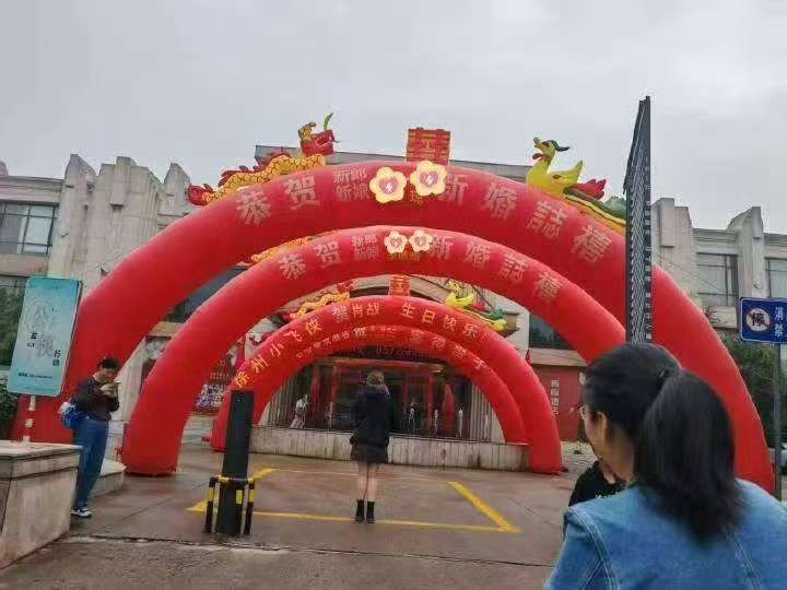 肖战的生日宴在一堆结婚生子的喜宴中好有喜感[允悲]粉丝搂席还不忘给偶像拉个大拱门