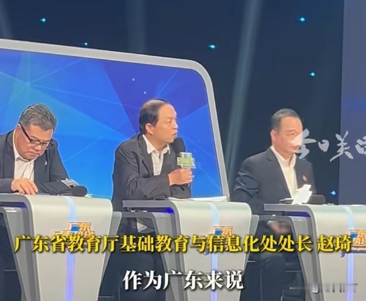 听说广东人最近很生气
原因是从今年开始，高三的开学时间，不再由各地自由发挥。而是