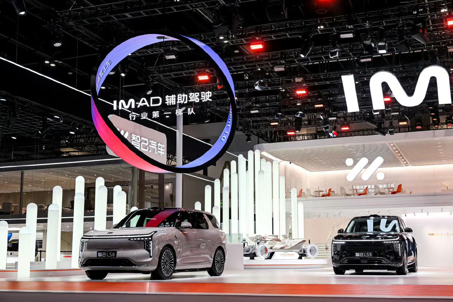 北京车展智己热度也太高了…挤得我都拍不出来美图不过确实，全系全线控四轮转向的大车