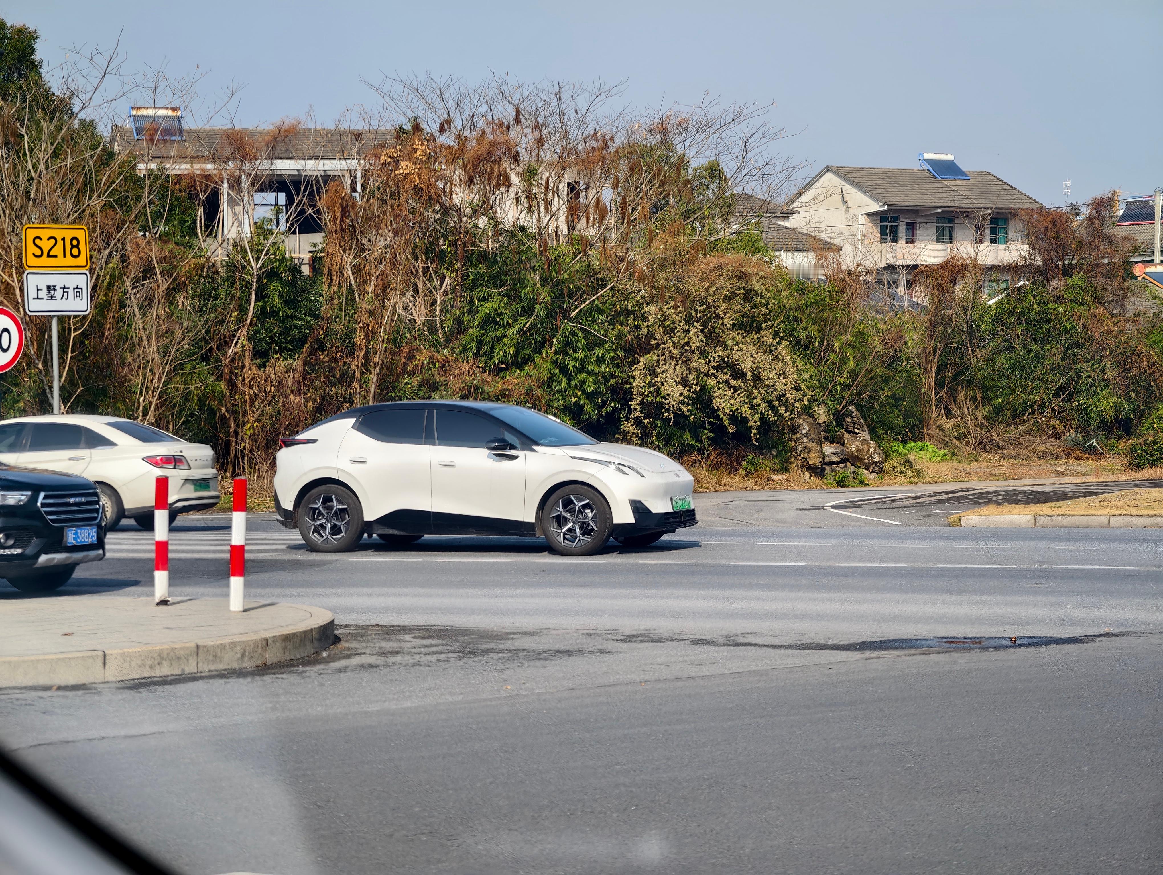 领克Z20市区代步，还想有一定的性能和操控这个小车值得考虑当然外观的话，就要因人