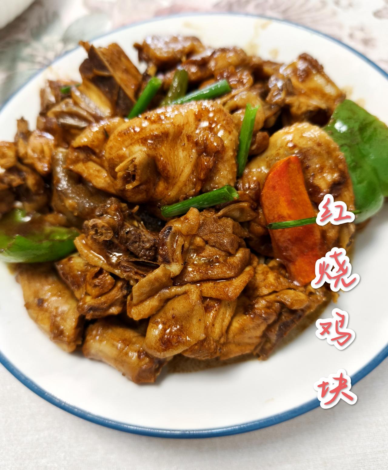 周末的惬意总在晨光里慢慢铺陈。赖到八点多自然醒，揉着惺忪的眼洗漱完，就着热乎的早