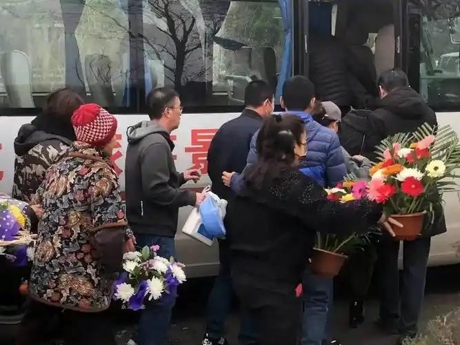 殡葬专用飞机、改装绿皮火车、高铁下调时速，当下各类交通工具看似迎来降级改动。各类