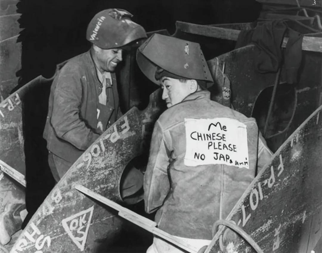 1940年代，一名华裔美国人在工作场所佩戴标语，写明自己是中国人而非日本人，以避