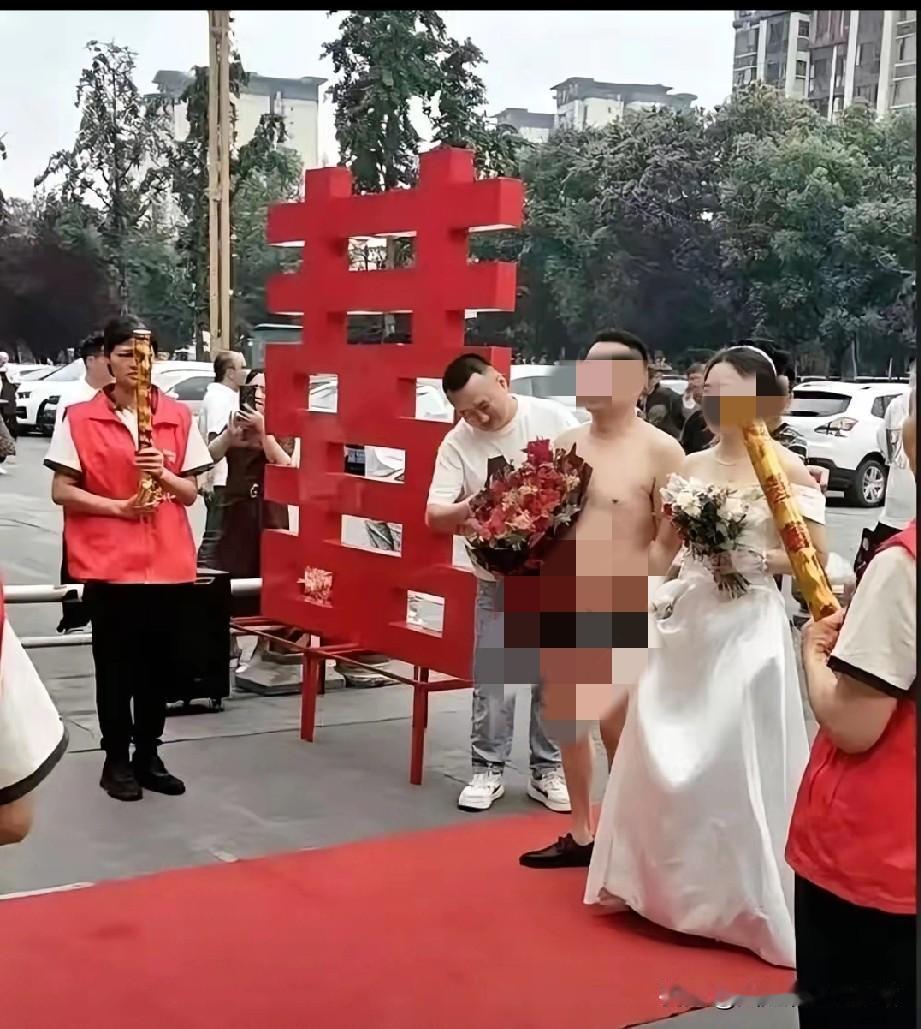 见过很多婚服，从来没有见过穿火咬裤结婚的！
真是见所未见闻所未闻！新郎哭也不是不