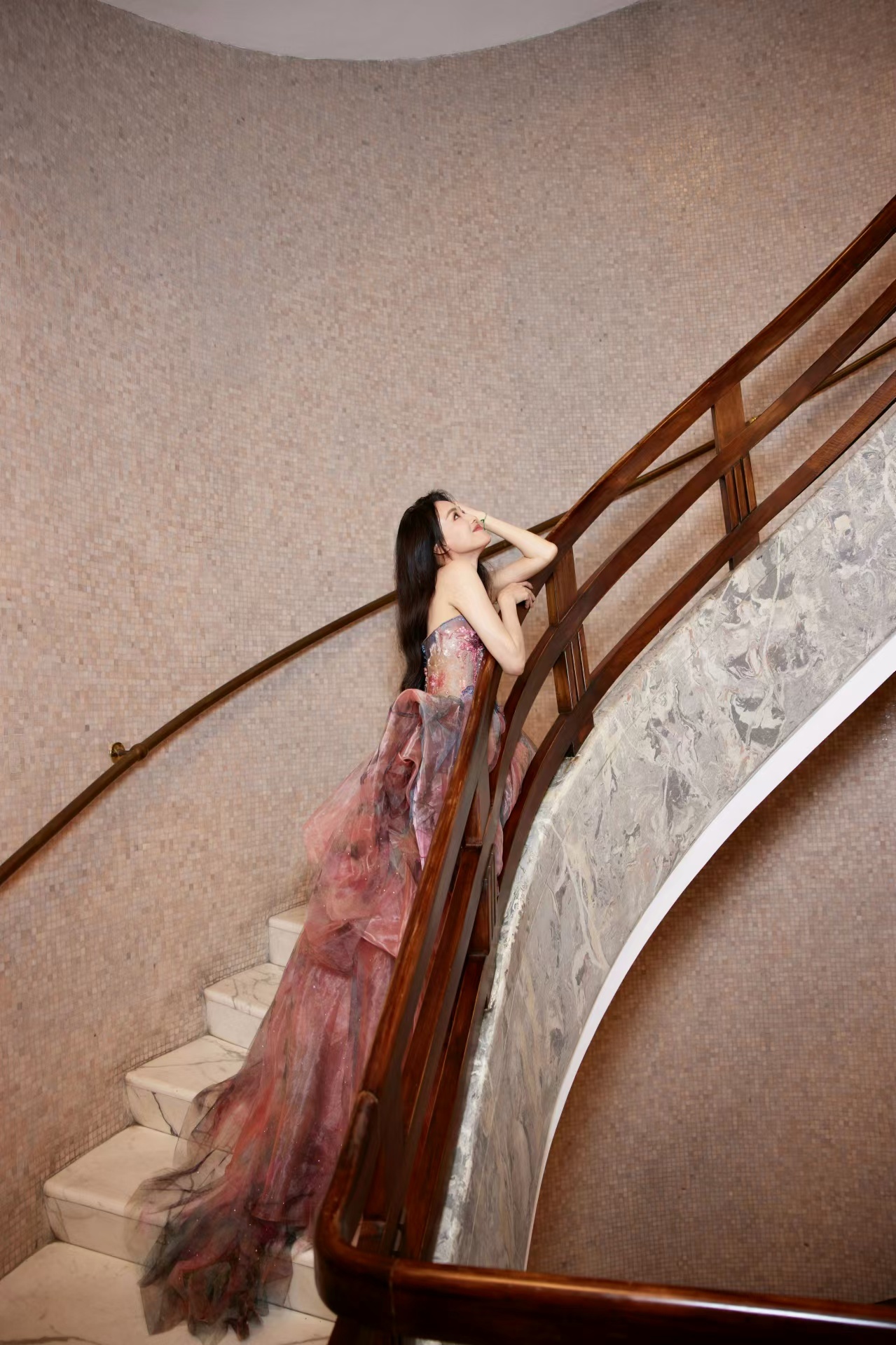 #舒淇安妮海瑟薇同框##舒淇顶级高定# G社拍的舒淇真的好美，一身顶级高定礼裙温