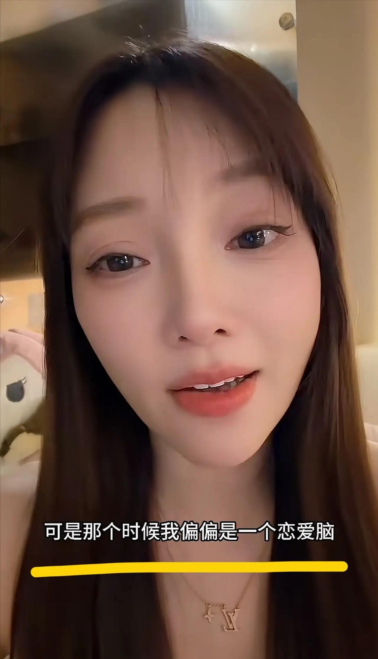李小璐着实不值得被原谅，她太过自以为是。她出身于影视大院，自幼泡在片场，3岁便能